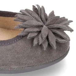 Nueva Mercedita con pompon FLOR en piel serraje.