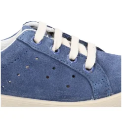Nueva Zapatilla Casual con cordones en piel serraje.