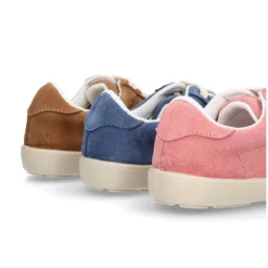 Nueva Zapatilla Casual con cordones en piel serraje.