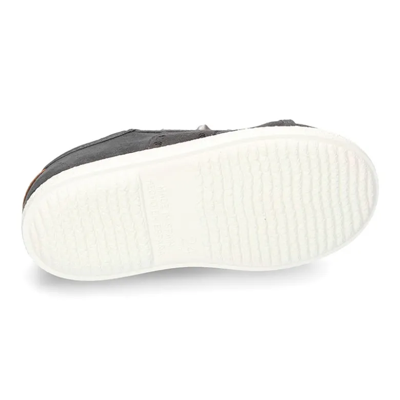 Nueva zapatilla MODA en lona serratex con lazos y picados.