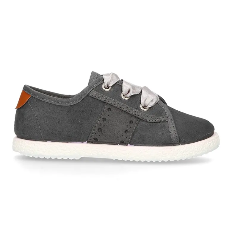Nueva zapatilla MODA en lona serratex con lazos y picados.