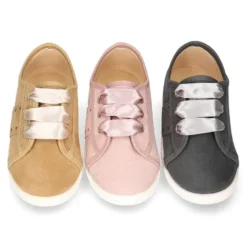 Nueva zapatilla MODA en lona serratex con lazos y picados.