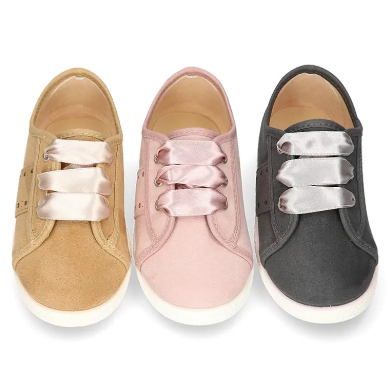 Nueva zapatilla MODA en lona serratex con lazos y picados.