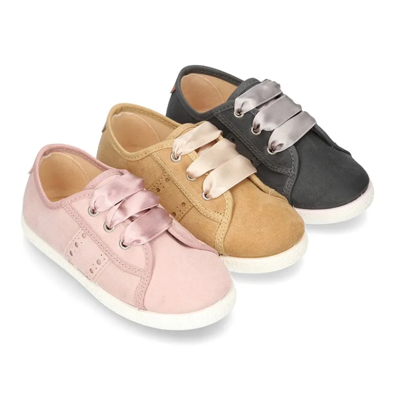 Nueva zapatilla MODA en lona serratex con lazos y picados.