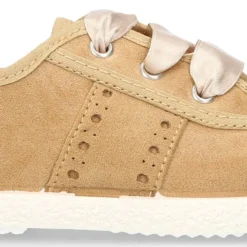 Nueva zapatilla MODA en lona serratex con lazos y picados.