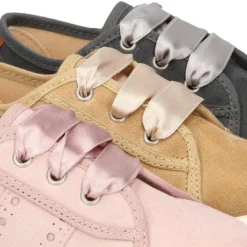 Nueva zapatilla MODA en lona serratex con lazos y picados.