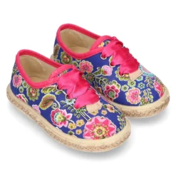 Nueva Zapatilla o bamba en lona con FLORES y lazo.
