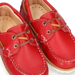 Náutico clásico niño piel con cordones y suela para primavera verano.