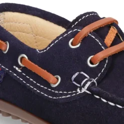 Náutico clásico PRIMAVERA con cordones suela tipo conductor para niños en piel serraje.