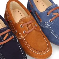 Náutico clásico PRIMAVERA con cordones suela tipo conductor para niños en piel serraje.