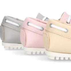 Náutico con cordones en piel napa en colores pasteles.
