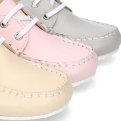 Náutico con cordones en piel napa en colores pasteles.
