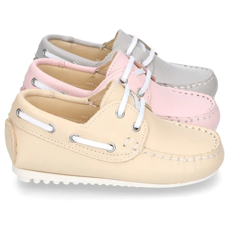 Náutico con cordones en piel napa en colores pasteles.