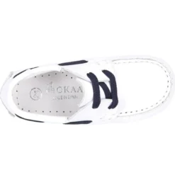 Náutico en piel napa blanca con cordones y suela en marino para niños.