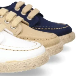 Náutico niño tipo Alpargata en lona con cordones.