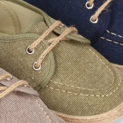 Náutico tipo Alpargata en lona lavada con cordones.