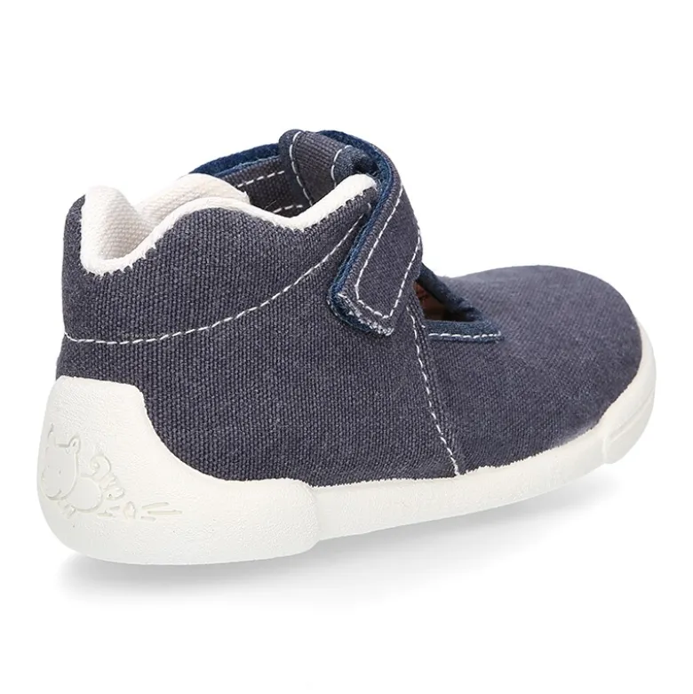 Pepito niño en lona con cierre adherente, puntera y talonera.