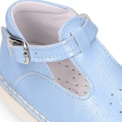 Pepito niños estilo VINTAGE con hebilla y picado en piel charol suave.