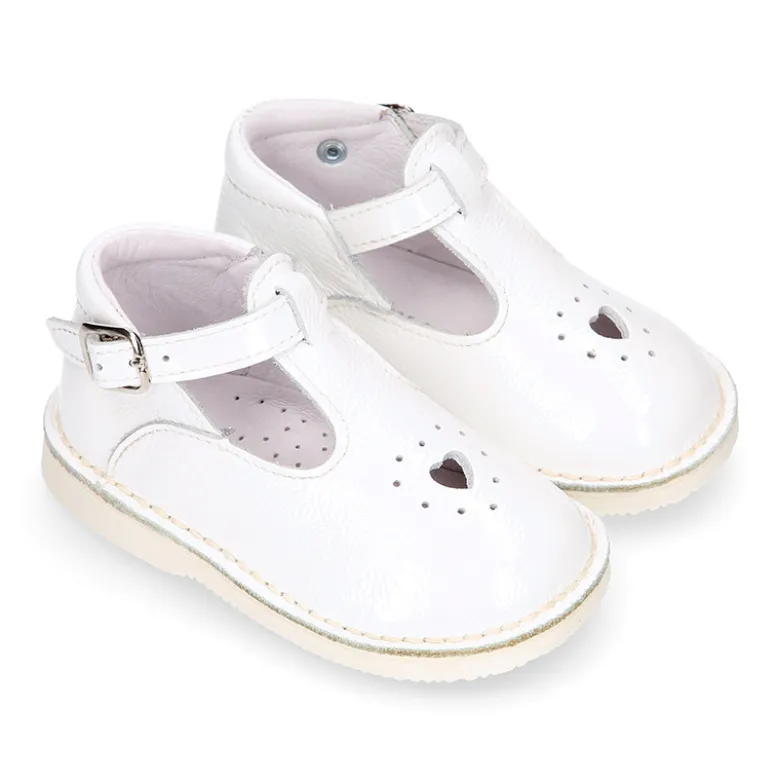 Pepito niños estilo VINTAGE con hebilla y picado en piel charol suave.