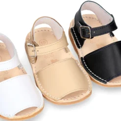Sandalia BABY NIÑOS tipo menorquina con doble hebilla en piel napa suave.