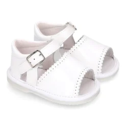 Sandalia en piel charol para bebé niña.