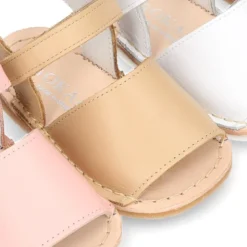Sandalia Menorquina bebé en piel napa y suela super flexible.