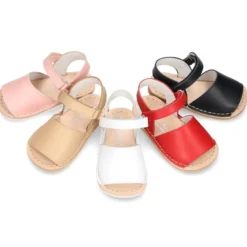 Sandalia Menorquina bebé en piel napa y suela super flexible.