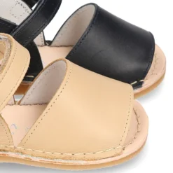 Sandalia Menorquina bebé en piel napa y suela super flexible.