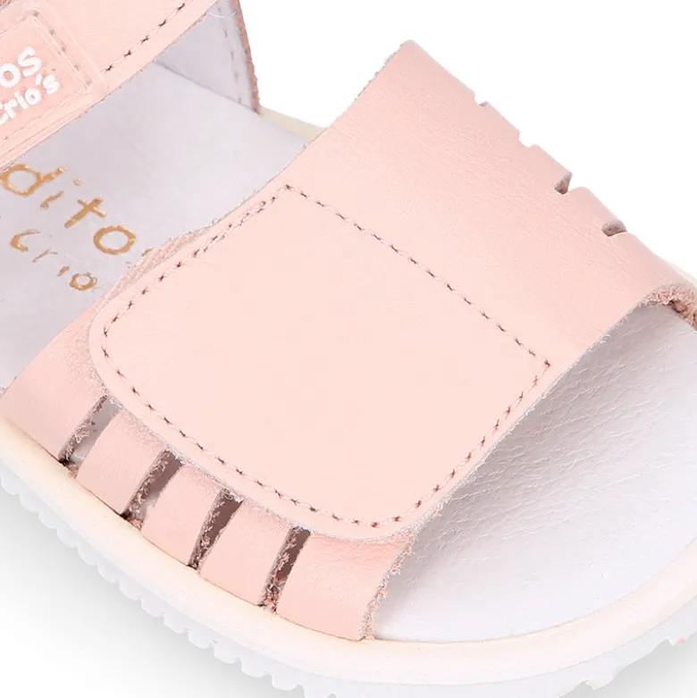 Sandalia niña Blanditos by Crio’s sin cordones en piel en colores clásicos.