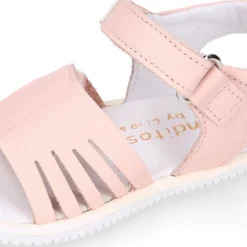 Sandalia niña Blanditos by Crio’s sin cordones en piel en colores clásicos.