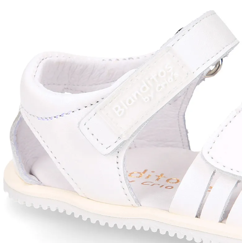 Sandalia niña Blanditos by Crio’s sin cordones en piel en colores clásicos.