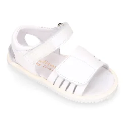 Sandalia niña Blanditos by Crio’s sin cordones en piel en colores clásicos.
