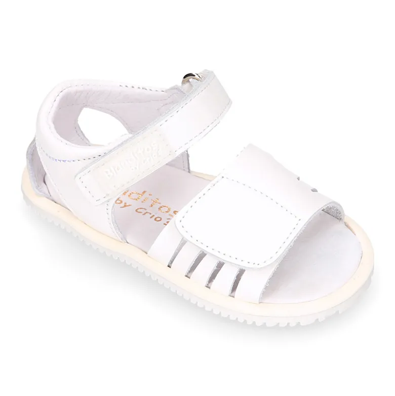 Sandalia niña Blanditos by Crio’s sin cordones en piel en colores clásicos.