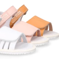 Sandalia niña Blanditos by Crio’s sin cordones en piel en colores clásicos.