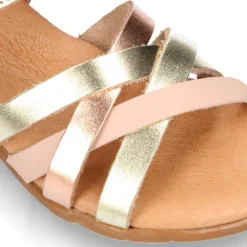 Sandalia Niña con cierre adherente y diseño con tiras cruzadas en piel laminada combinada.