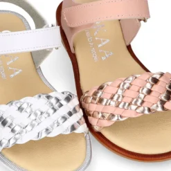 Sandalia Niña con cierre adherente en piel napa con diseño TRENZADO.