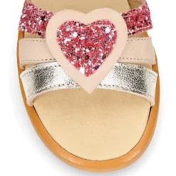 Sandalia Niña con CORAZÓN en piel con glitter.