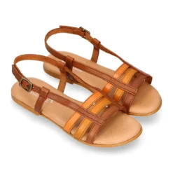 Sandalia Niña con diseño con tiras combinadas en piel vaquetilla.