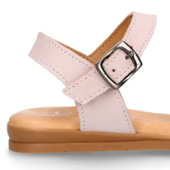 Sandalia Niña con diseño trenzado en piel suave en colores pastel.