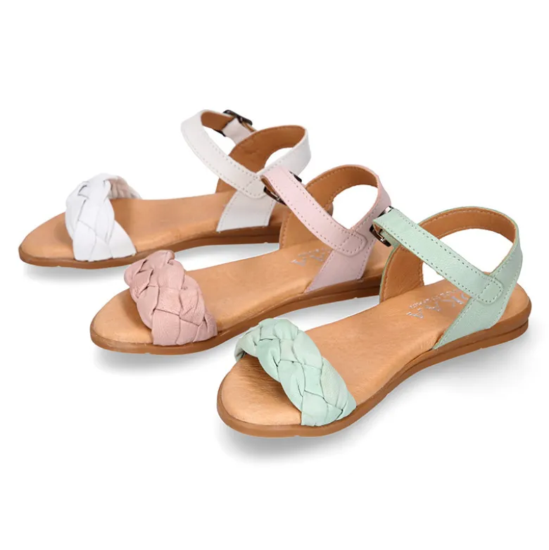 Sandalia Niña con diseño trenzado en piel suave en colores pastel.