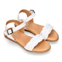 Sandalia Niña con diseño trenzado en piel suave en colores pastel.