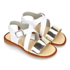 Sandalia Niña con hebilla en piel blanca con piel espejo ORO.