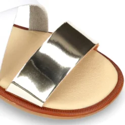 Sandalia Niña con hebilla en piel blanca con piel espejo ORO.