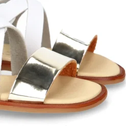 Sandalia Niña con hebilla en piel blanca con piel espejo ORO.