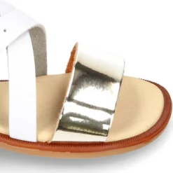 Sandalia Niña con hebilla en piel blanca con piel espejo ORO.