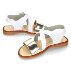 Sandalia Niña con hebilla en piel blanca con piel espejo ORO.