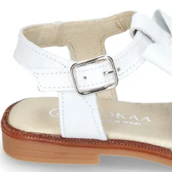 Sandalia Niña en color BLANCO con lazo grande central y diseño con perlas en piel Napa.