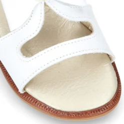 Sandalia Niña en color BLANCO con lazo grande central y diseño con perlas en piel Napa.
