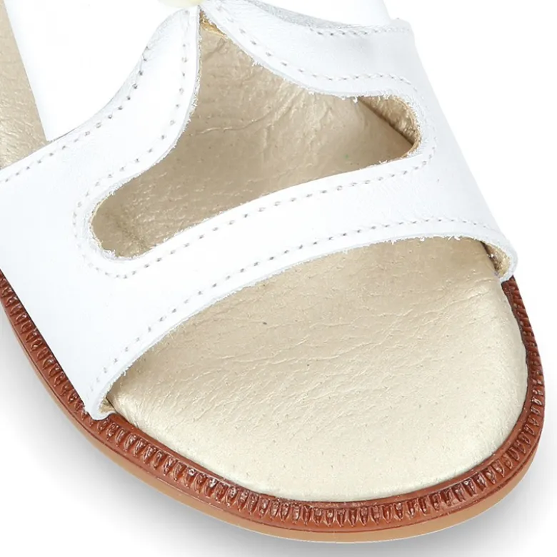 Sandalia Niña en color BLANCO con lazo grande central y diseño con perlas en piel Napa.