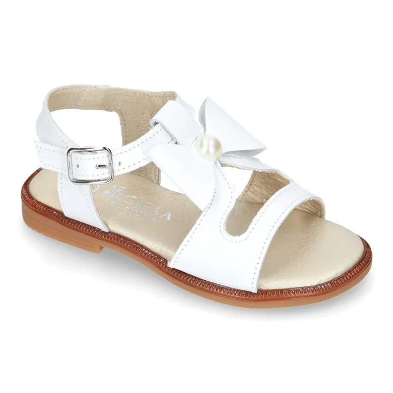 Sandalia Niña en color BLANCO con lazo grande central y diseño con perlas en piel Napa.